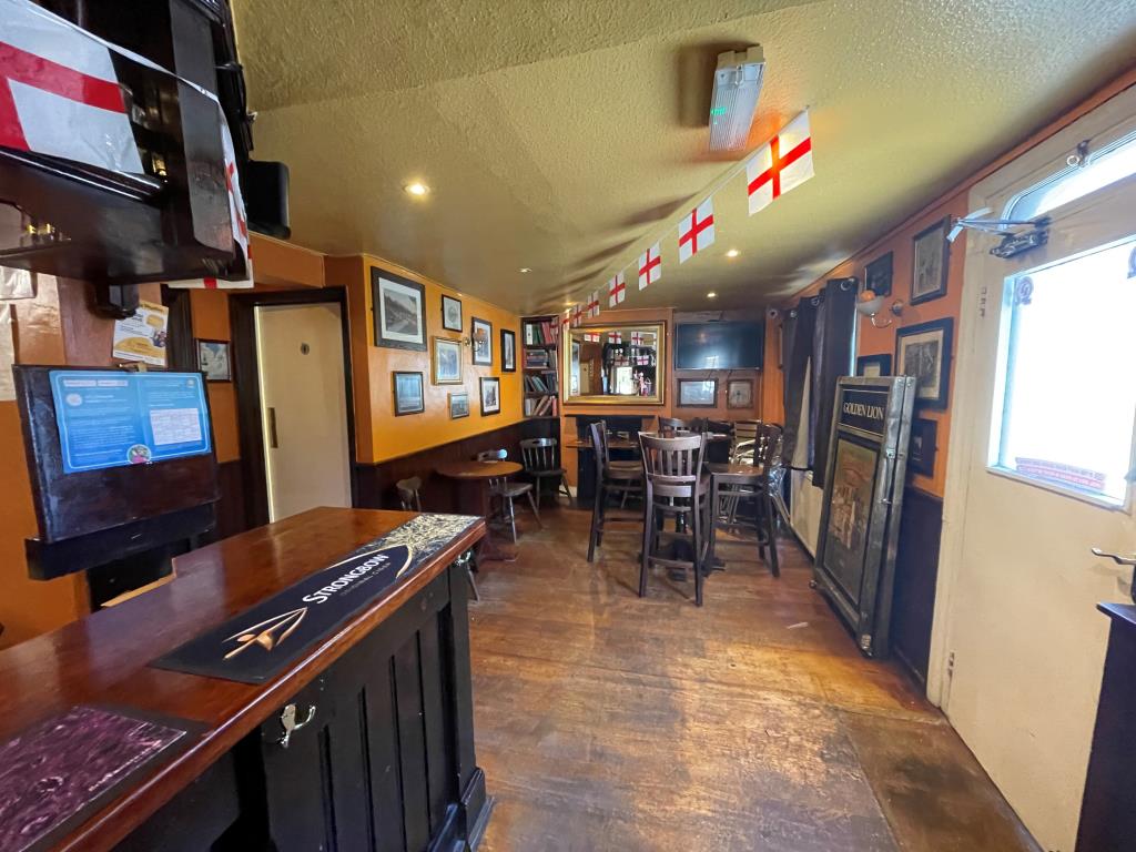 Lot: 108 - FREEHOLD PUBLIC HOUSE IN TOWN CENTRE - Seating to right of bar